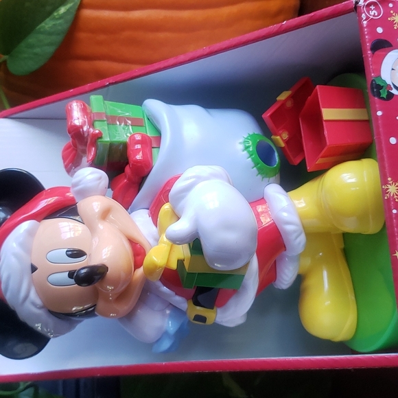 New Disney Mickey Mouse Candy Dispenser Santa Christmas presents - Picture 10 of 14